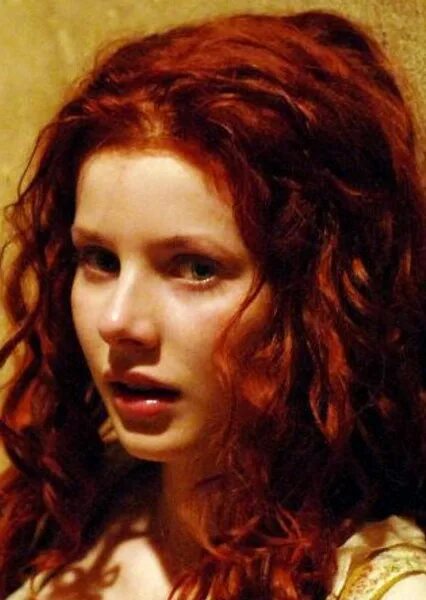 Парфюмер девушка с рыжими волосами. Рыжая из парфюмера.