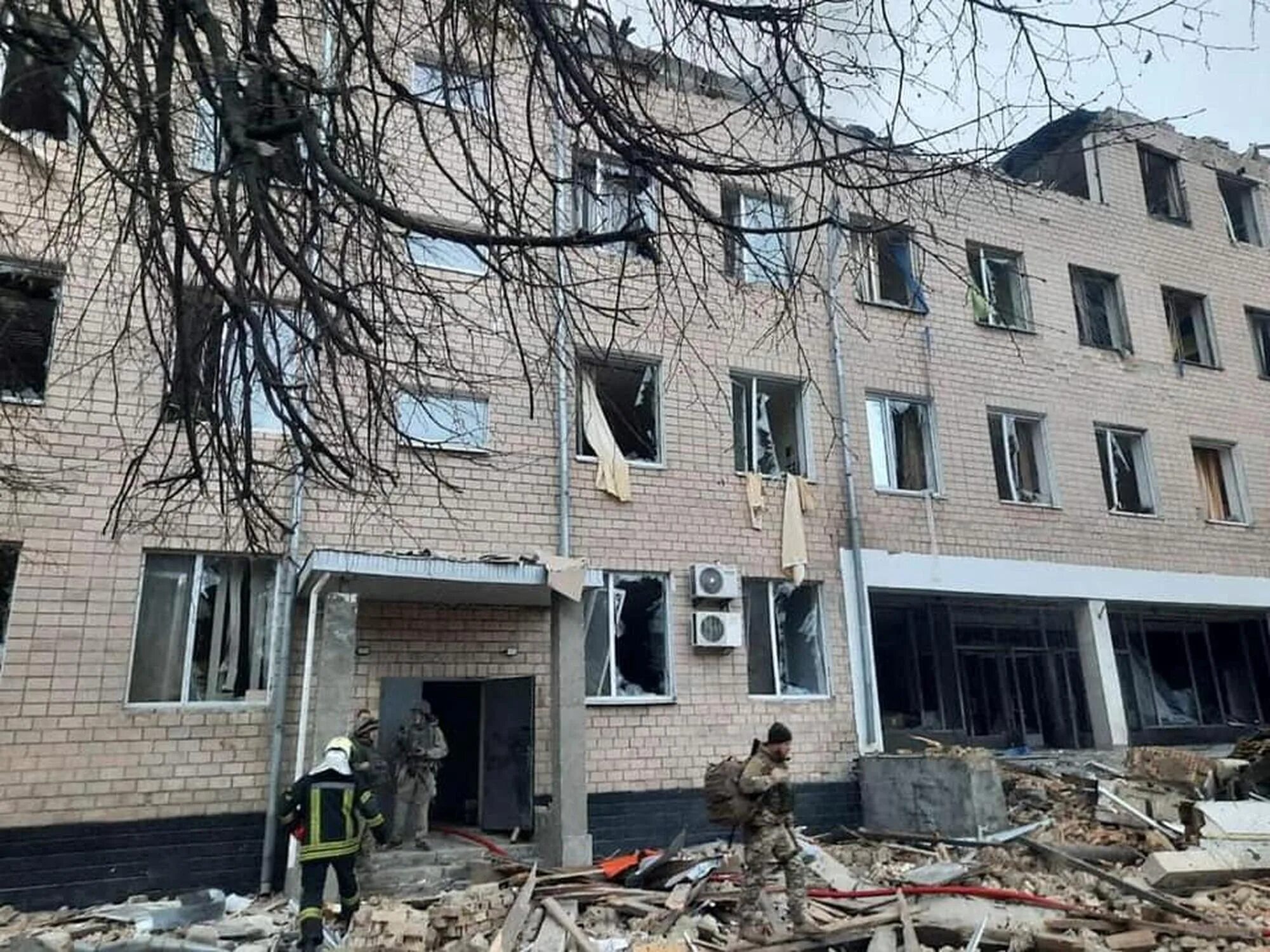 Здание после пожара. Военные здания. Обстрел воинской части. Разрушенный дом. Украина сегодня 10 03 2024