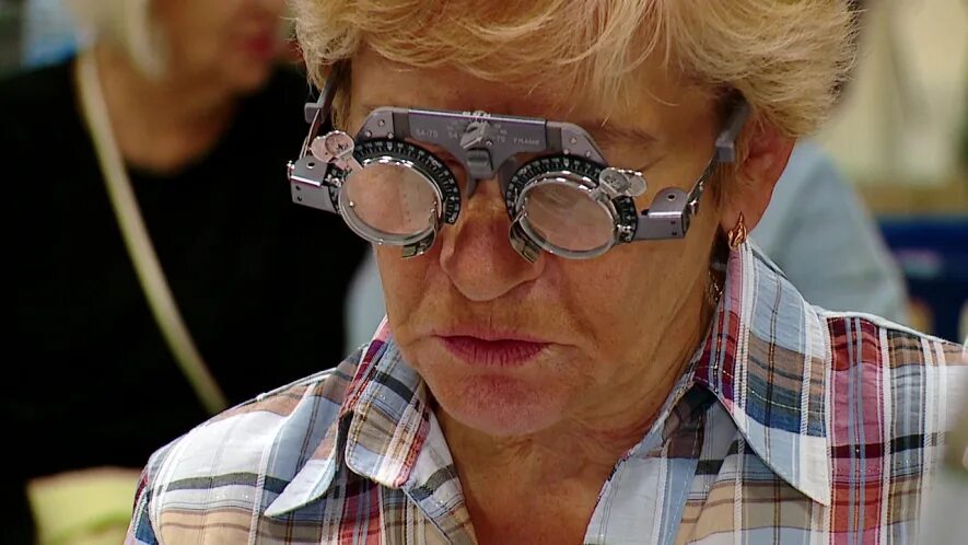 10 лет зрение 2. Зрение -10. Очки для зрения -10. Зрение 10 фото. Бабушки в очках для зрения из 90.