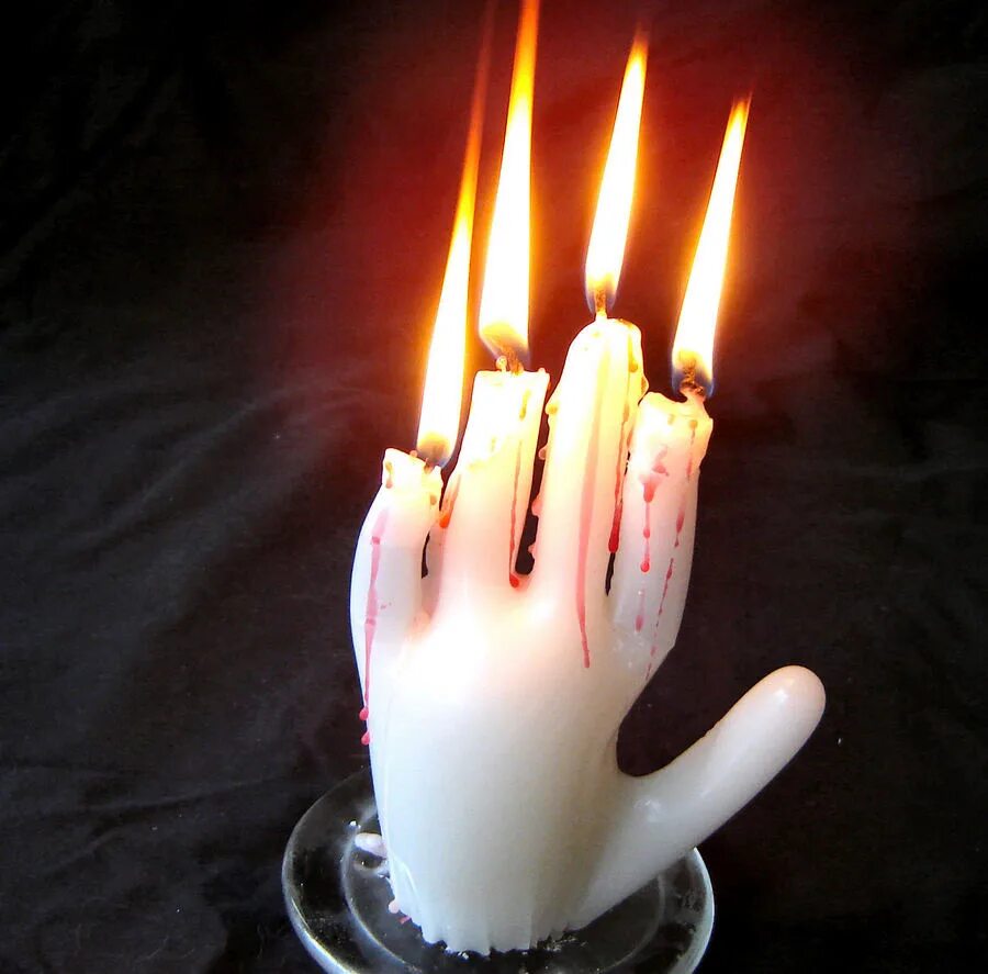 Свеча горит в руке. Необычные свечки. Интересные свечи. Свечка в форме руки. Свечи необычной формы.