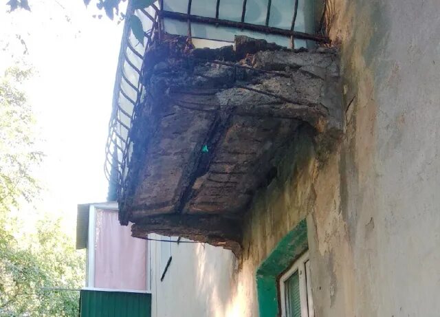 Упала балконная плита. Заброшки в нижневартовске. На ташморе появилась воронка. Эта плита над головой обрушится. Землетрясение в москве 2020.