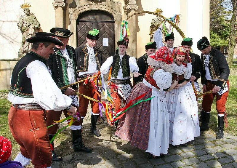 волынские чехи. протесты против ангелы меркель фото. гитлер сдается. почему чехи. чехия туристы.