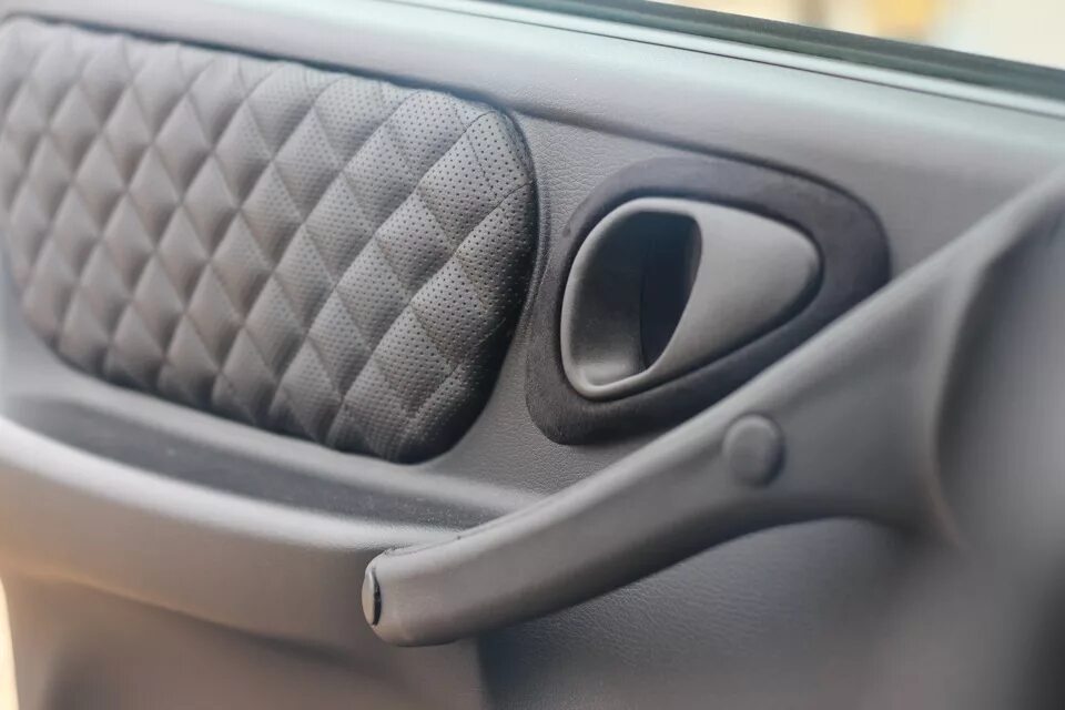 Обивка нива шевроле. Нива шевроле 2004 года сидения люкс. Chevrolet niva перетяжка салона. Обивки сидушки нива шевроле. Перешитый салон нивы шевроле.