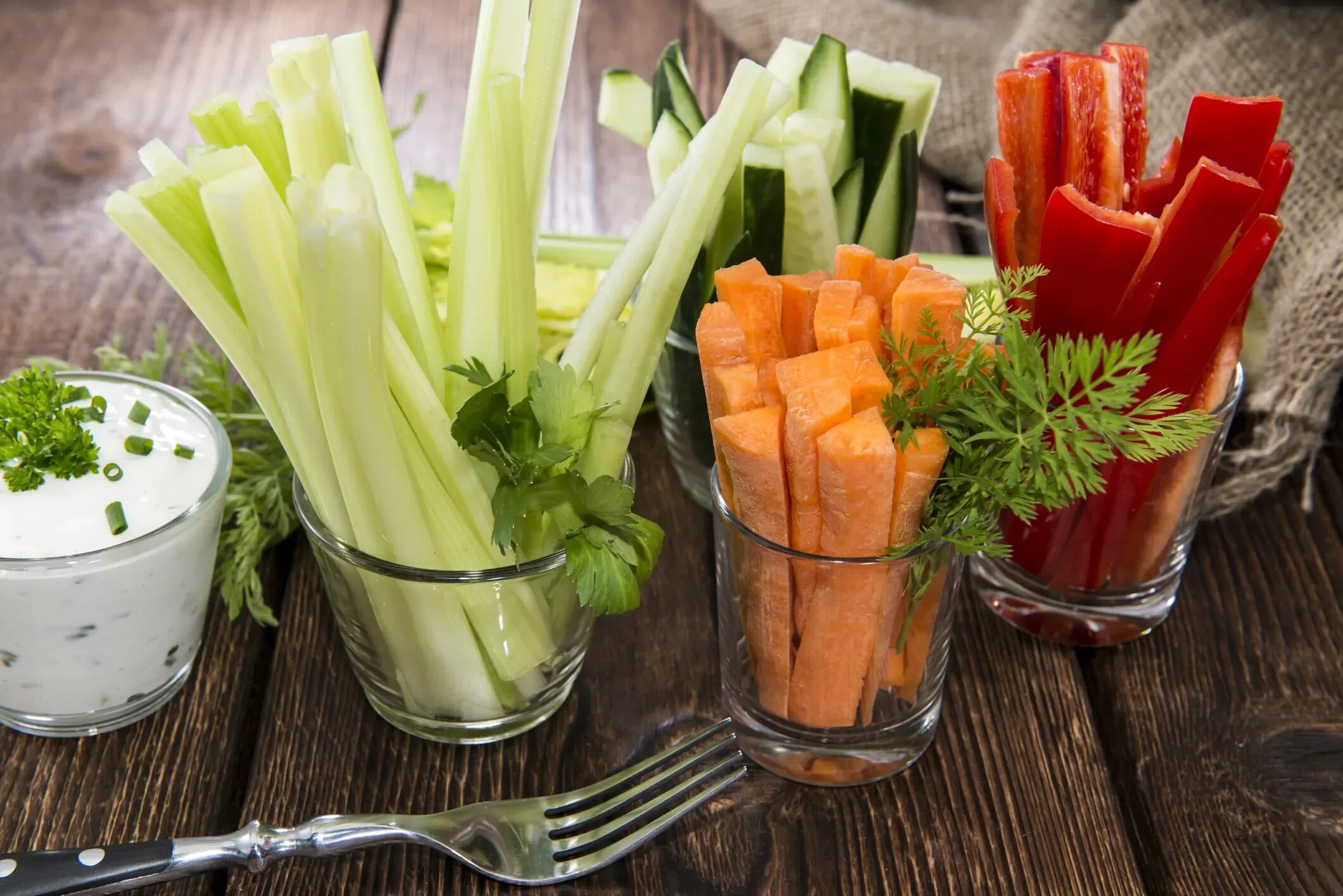 Копченый сельдерей. Морковь и сельдерей палочками. Крудите овощные палочки. Нарезанные овощи. Овощи в стаканчике.