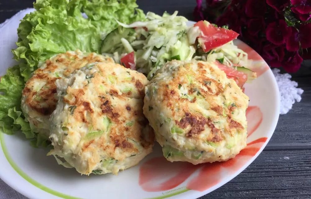 котлеты из курицы и капусты. капустные драники. цветная капуста с котлетой. куриные котлеты с капустой. котлеты с творогом.