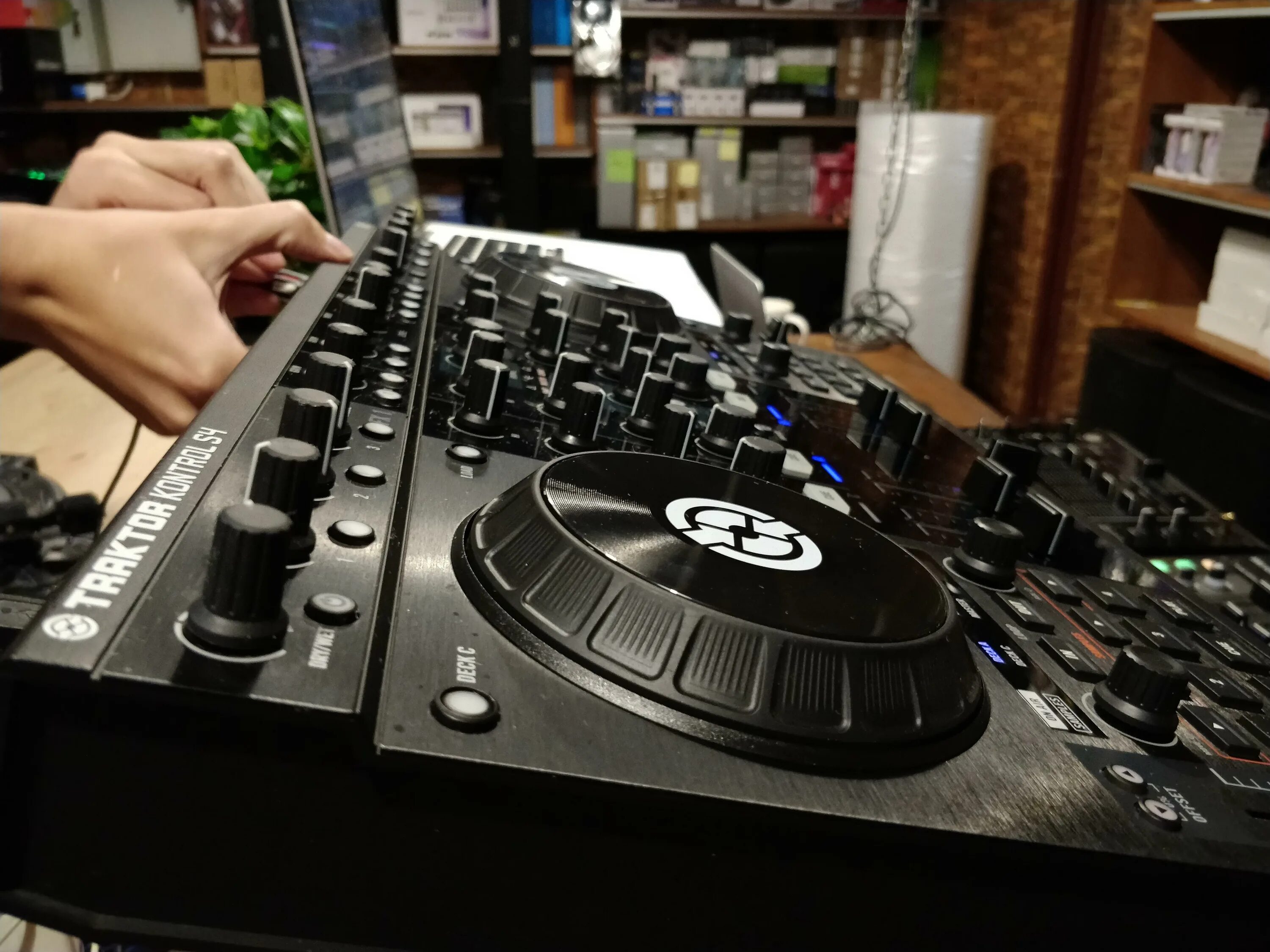 Traktor kontrol s4. Native instruments Traktor kontrol s4 mk1. Traktor s4 mk4. Traktor s2 mk1. DJ контроллер Traktor s4 mk1.