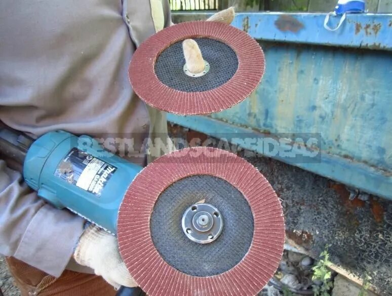 Лепестковый для зачистки своими руками. Электроинструмент для снятия краски со стен. Зачистка краски болгаркой. Болгарка с щеткой для металла. Зачистка краски болгаркой.