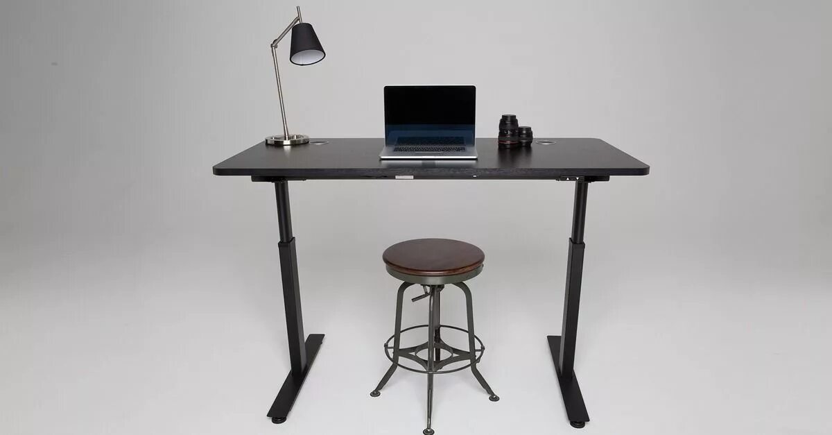 Компьютерный стол поднимающийся. Компьютерный стол с регулируемой высотой. Стол офисный регулируемый. Компьютерный стол с изменяемой высотой.