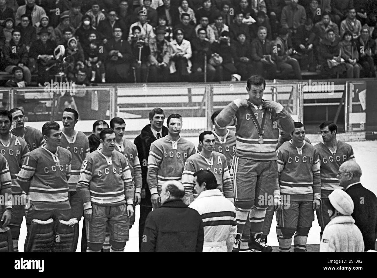 Хоккей Саппоро 1972. Олимпийские игры Саппоро 1972 хоккей. Саппоро-1972 сборная СССР. Олимпийские игры Саппоро 1972 хоккей сборная Япония.