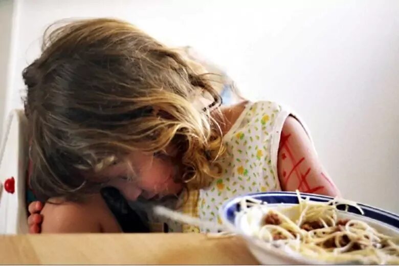 Заставляет ли. Девочка не хочет есть. Ребенка заставляют есть. Ребенок не хочет кушать. Ребенок отказывается от еды.