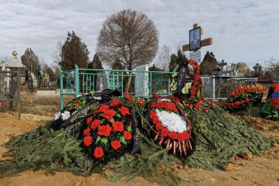 Волгоград похороны сегодня украины. Волгоград похороны сегодня украины. Могилы футболистов. Волгоград похороны сегодня украины. Волгоград похороны сегодня украины.