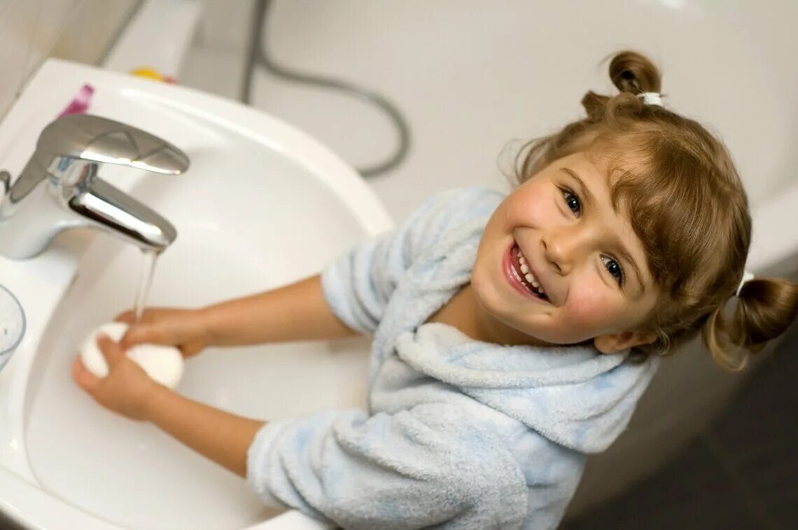Ребенок умывается. Умывание ребенка. Ребенок моет руки. Мытье рук для детей. Гигиенический эффект