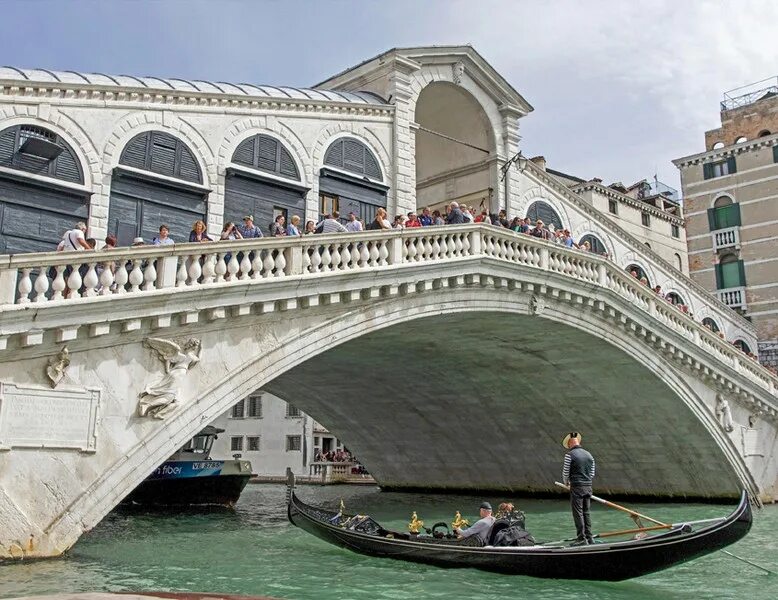 Мост Риальто Венеция. Мост Риальто (Ponte di Rialto). Архитектура Венеции мост Риальто. Антонио де Понте мост Риальто 1591. Мосты на каникулы 4