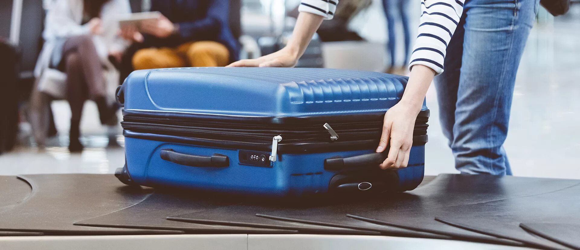 Где оставить чемодан. Чемодан в аэропорту. Чемодан для путешествий. Собранные чемоданы. Огромный багаж.