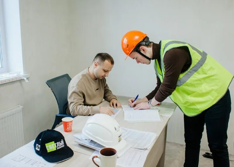 подрядчик на стройке. руководители подрядных организаций. подрядные организации по строительству. руководители подрядных организаций. строительный инженер.