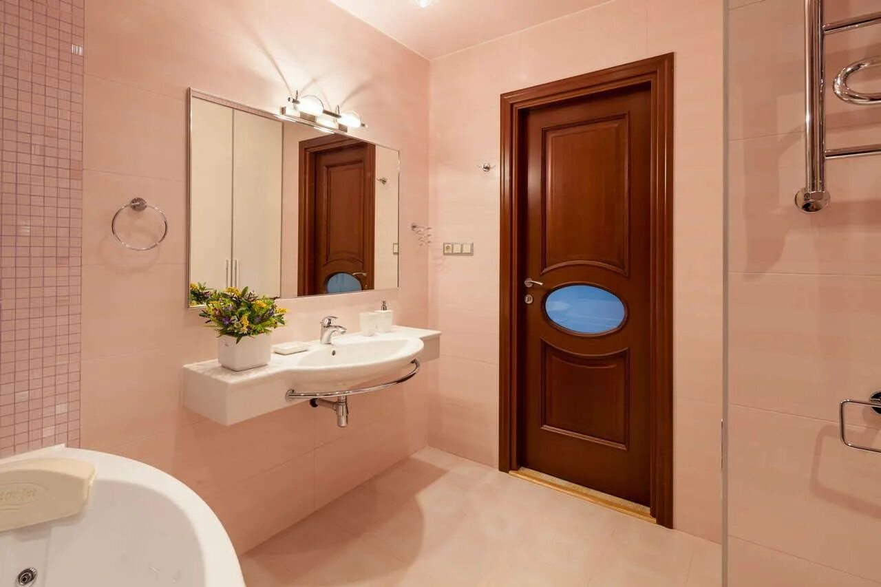 Монтаж дверей в ванной. Дверь в ванную. Двери туалет и ванна. Двери для ванной комнаты. Красивые двери в ванную комнату.