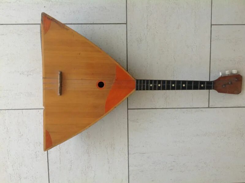 Форма головы грифа балалайки. Узел струна балалайка. Электробалалайка прима. Doff bv. Балалайка с изогнутым грифом.