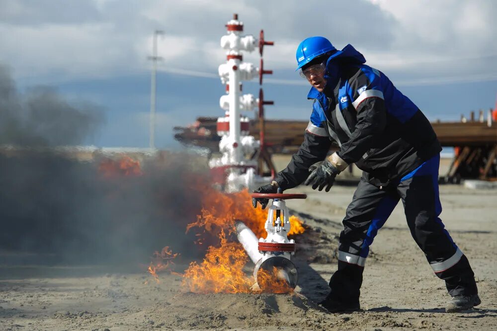 Нарушение эксплуатации оборудования. Нефтегазовая отрасль травматизм. Охрана труда в нефтяной промышленности. Охрана труда на нефтяном месторождении. СИЗ В нефтегазовой отрасли.