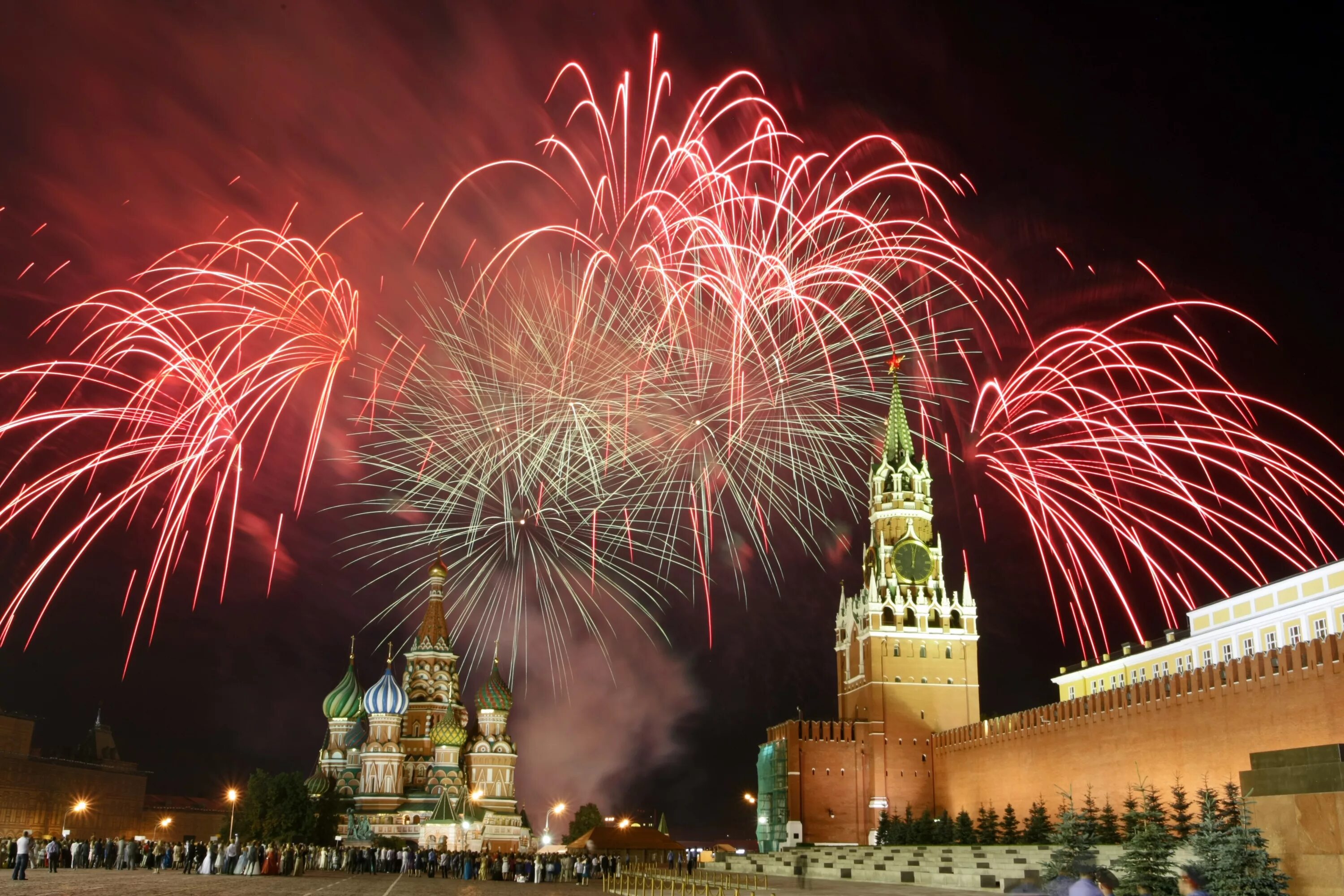 Салют Победы в Москве. Салют Победы на красной площади в Москве. Парад Победы на красной площади салют. Салют на красной площади 9 мая. Праздничный салют победы