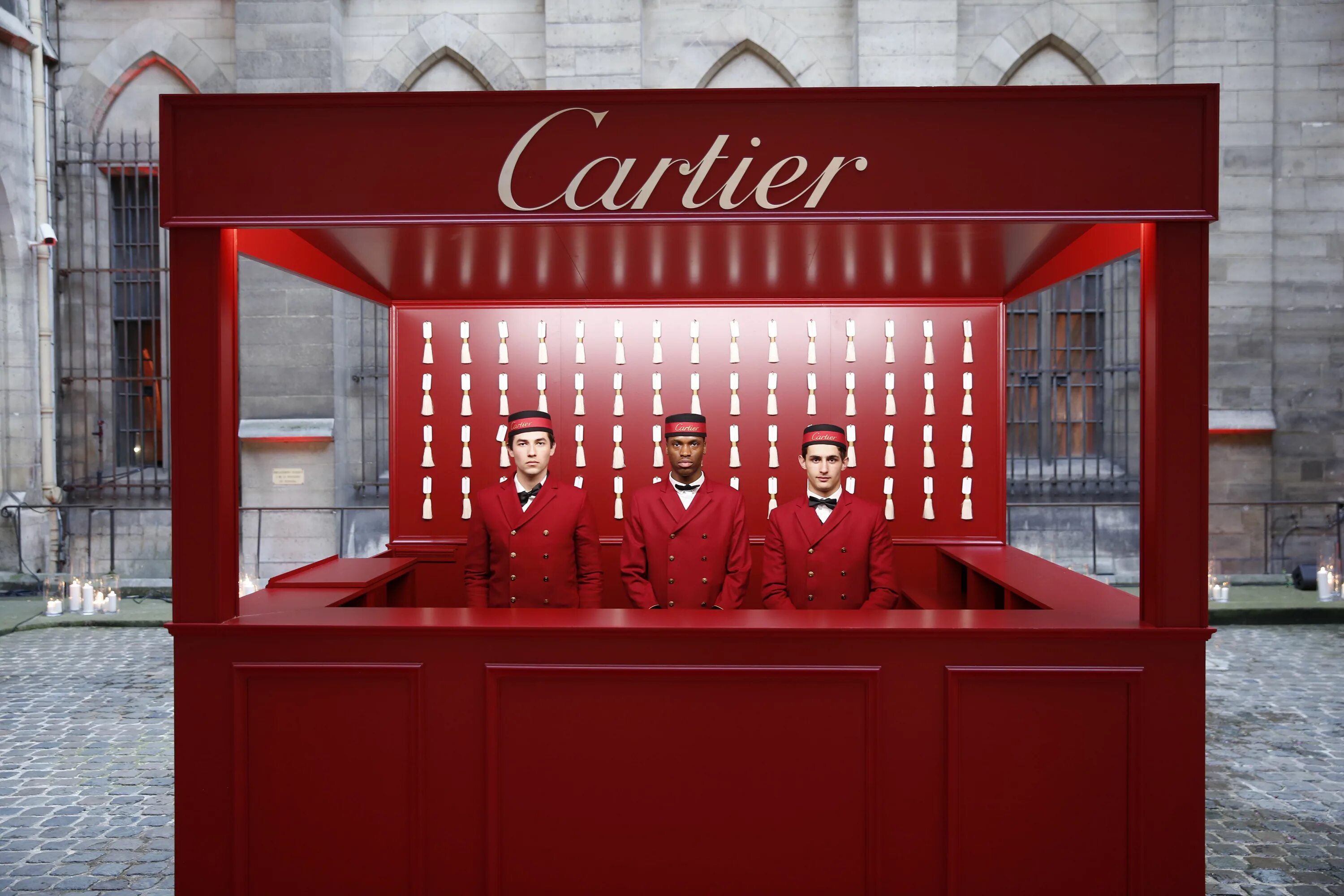 Витрина Cartier. Дом Cartier. Витрина ювелирного магазина. Cartier фирменный стиль.