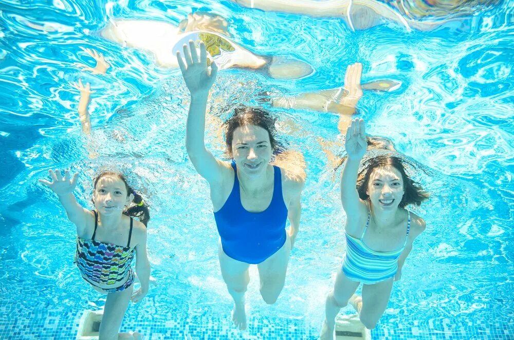 Соревнования в бассейне для детей. Семья в бассейне под водой. Family in pool. Дети в бассейне. We swim together.