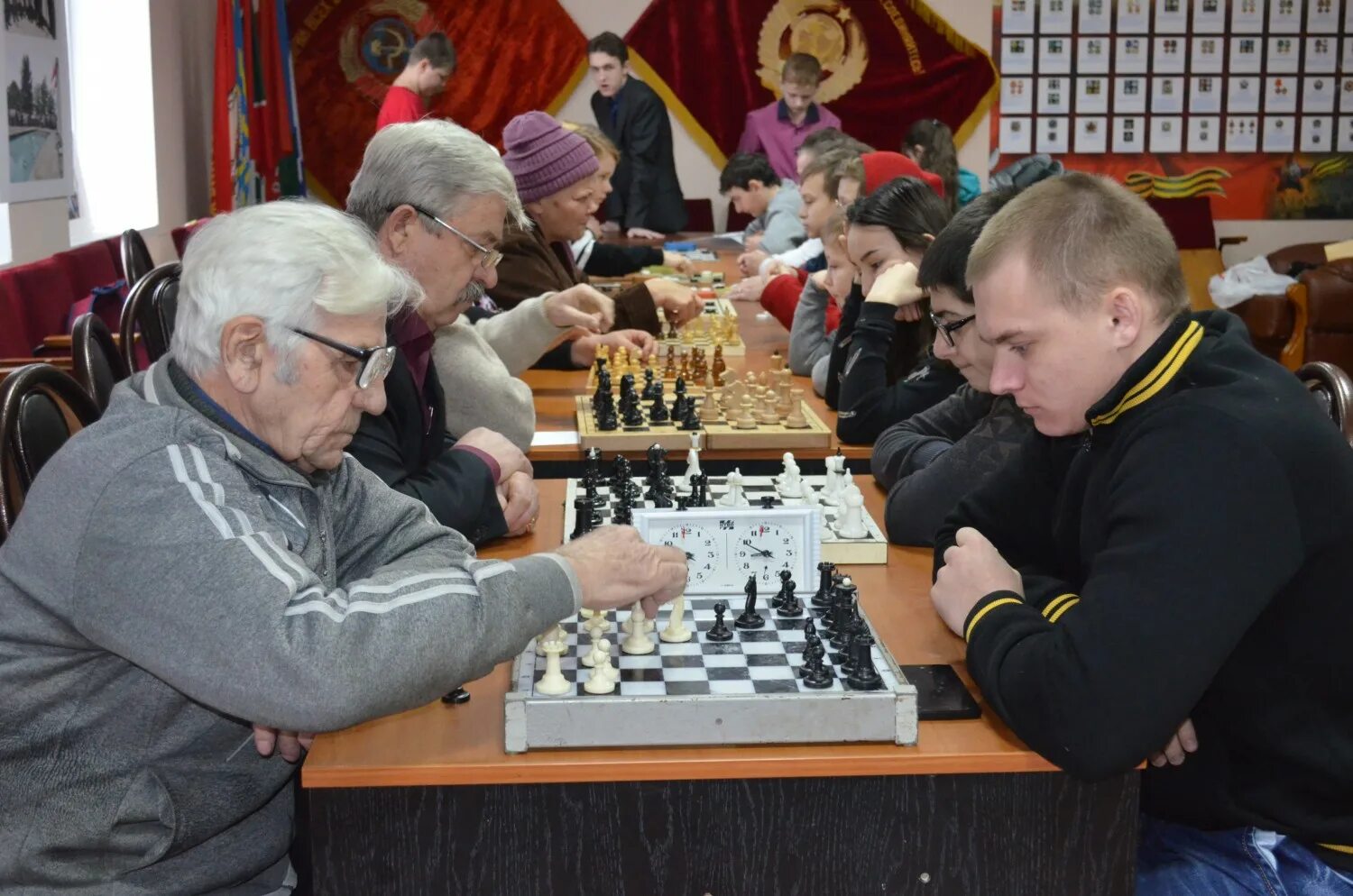 ветераны шахматы картина. игры поколений. совет ветеранов сао. ветеранский шахматный клуб батуми. шахматы ветераны.