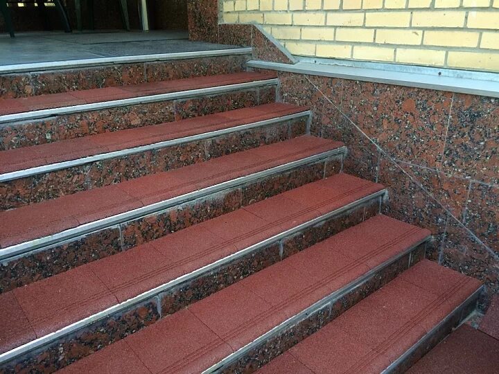 Модульное покрытие антикаблук 20. Противоскользящая плитка для ступеней. Противоскользящие ступени крыльца. Нескользкие ступени для крыльца на улице. Противоскользящее покрытие gummi-рельеф.