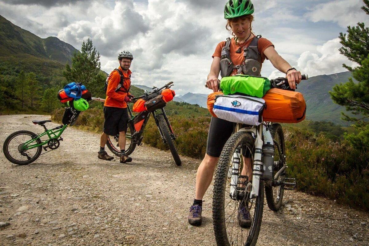 Bike travel. Гонщицкий велотуризм. Путешественник на велосипеде. Поход на велосипеде. Велосипед для туризма.