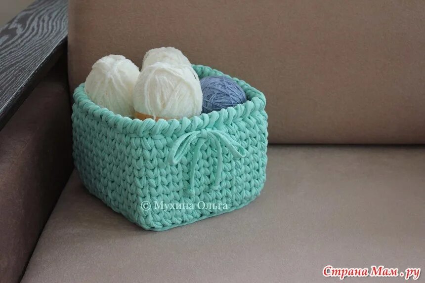 Игрушка из плюшевой пряжи с корзинкой. Корзина из плюшевой пряжи. Корзины из плюша. Корзиночка из плюшевой пряжи крючком. Вязаный зайка с корзинкой.