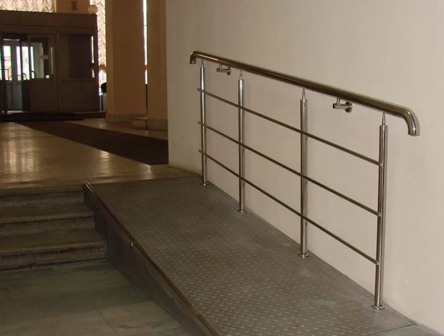 пандус внутри помещения. перила для пандуса внутри помещения. пандус модульный для инвалидов rs-20-5m. пандус. пандус внутри здания.