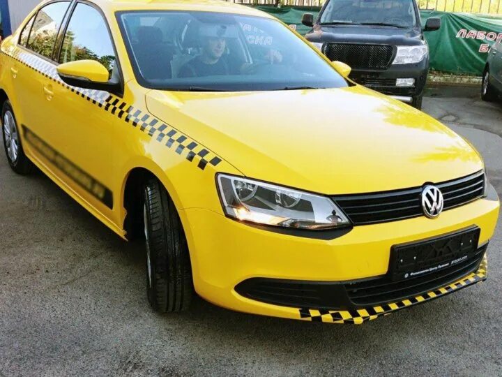 Авто под такси отзывы водителей. Фольксваген поло таксопарк белых. Toyota camry taxi. Машина "такси". Оклейка авто такси.