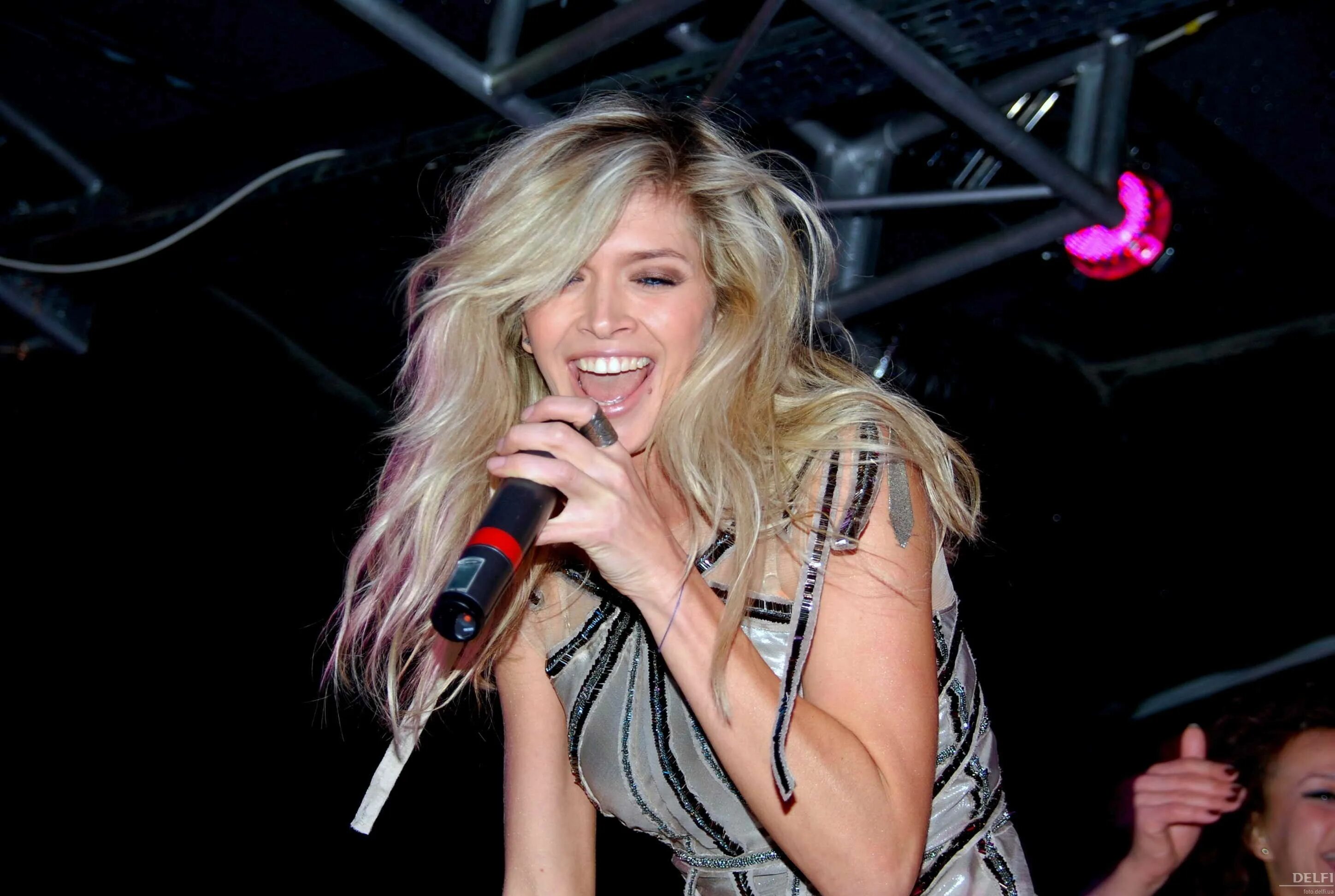 Верящий исполняет. Верящий исполняет. Верящий исполняет. Верила верила верю песня. Верящий исполняет.