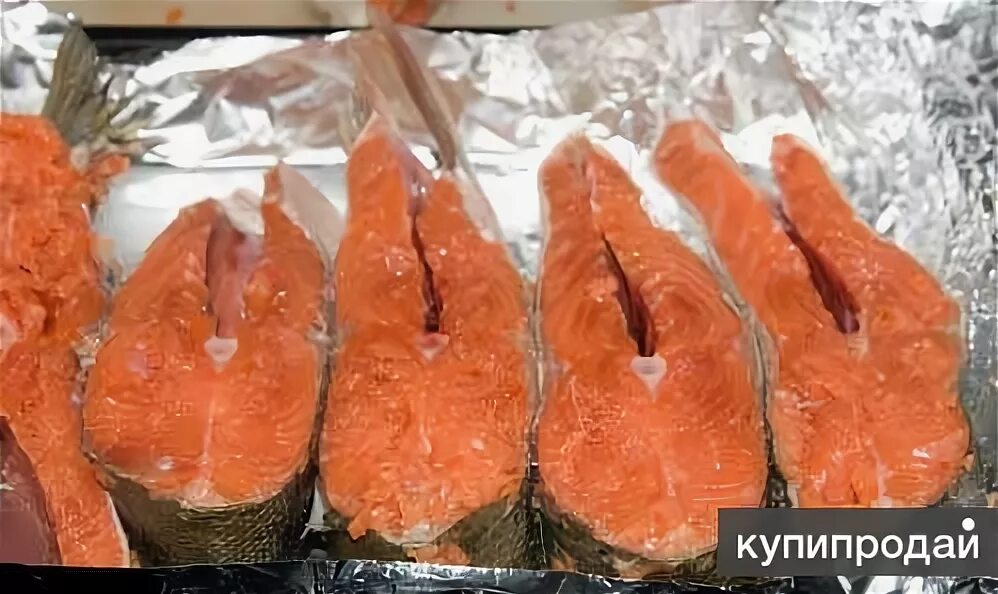 Рыба кижуч в духовке. Стейк кижуча в духовке в фольге. Кижуч в духовке кусочками. Стейки кижуча в духовке. Рыба кижуч в фольге в духовке.
