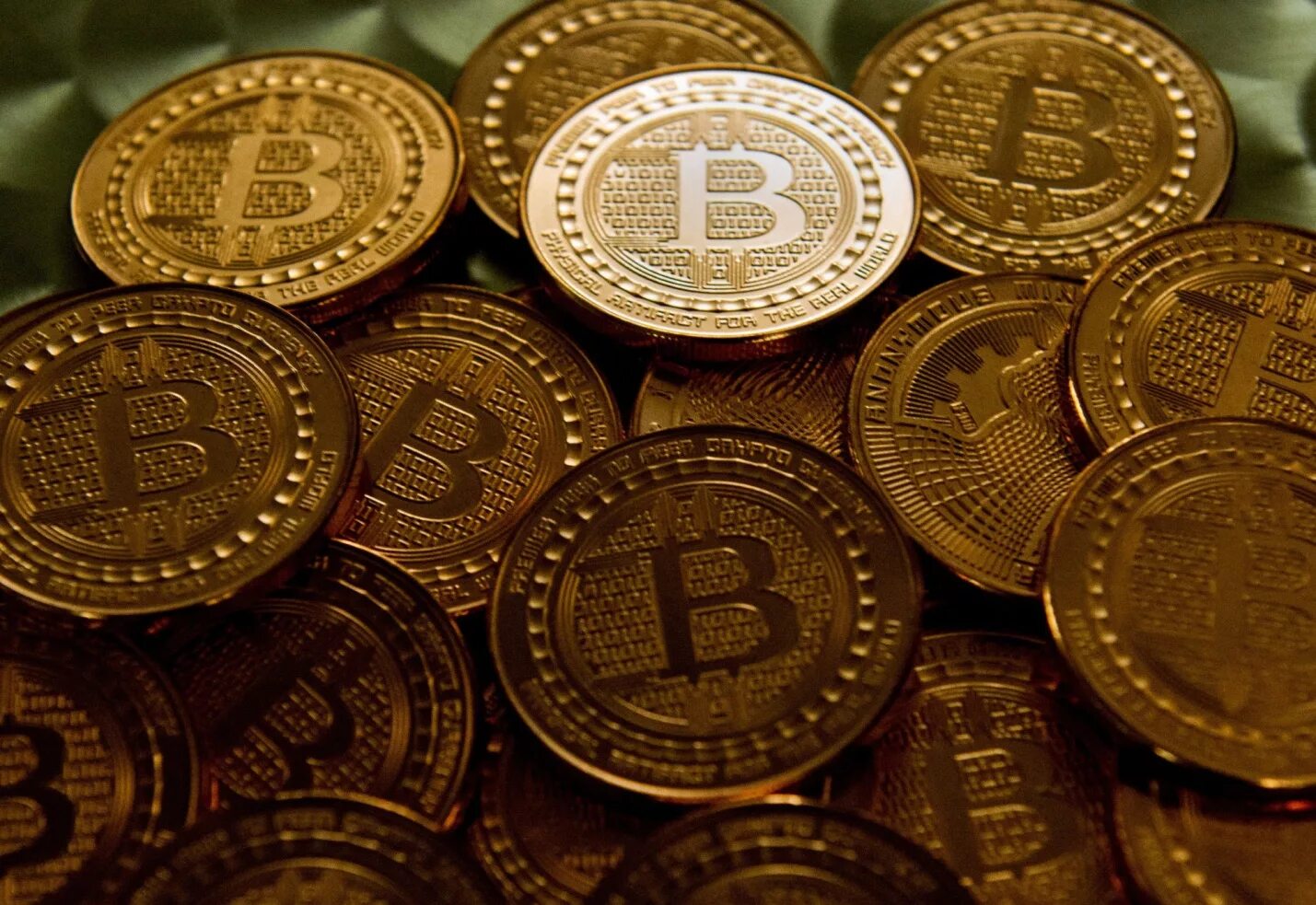 Изображение биткоина. Биткоин. Бишкаин. Cryptocurrency фон. Электронные деньги биткоин.