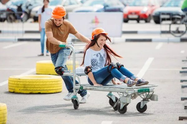 на тележке на тележке мем. парень в продуктовой тележке. сегодня будем кататься на тележке оригинал. кататься на тележке мем. человек с тележкой.