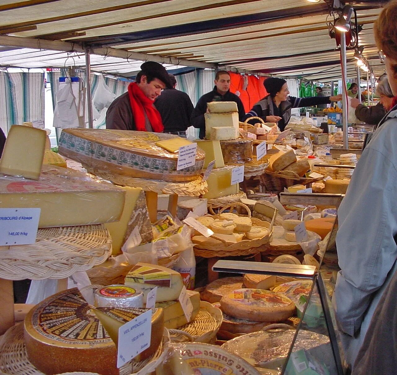 Рынок продуктовый дешево. Paris Market (рынок в Париже). Сырный рынок. Продуктовый рынок во Франции. Сырный рынок Франция.