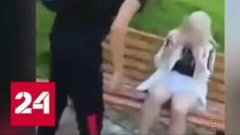 Две девушки издеваются парня