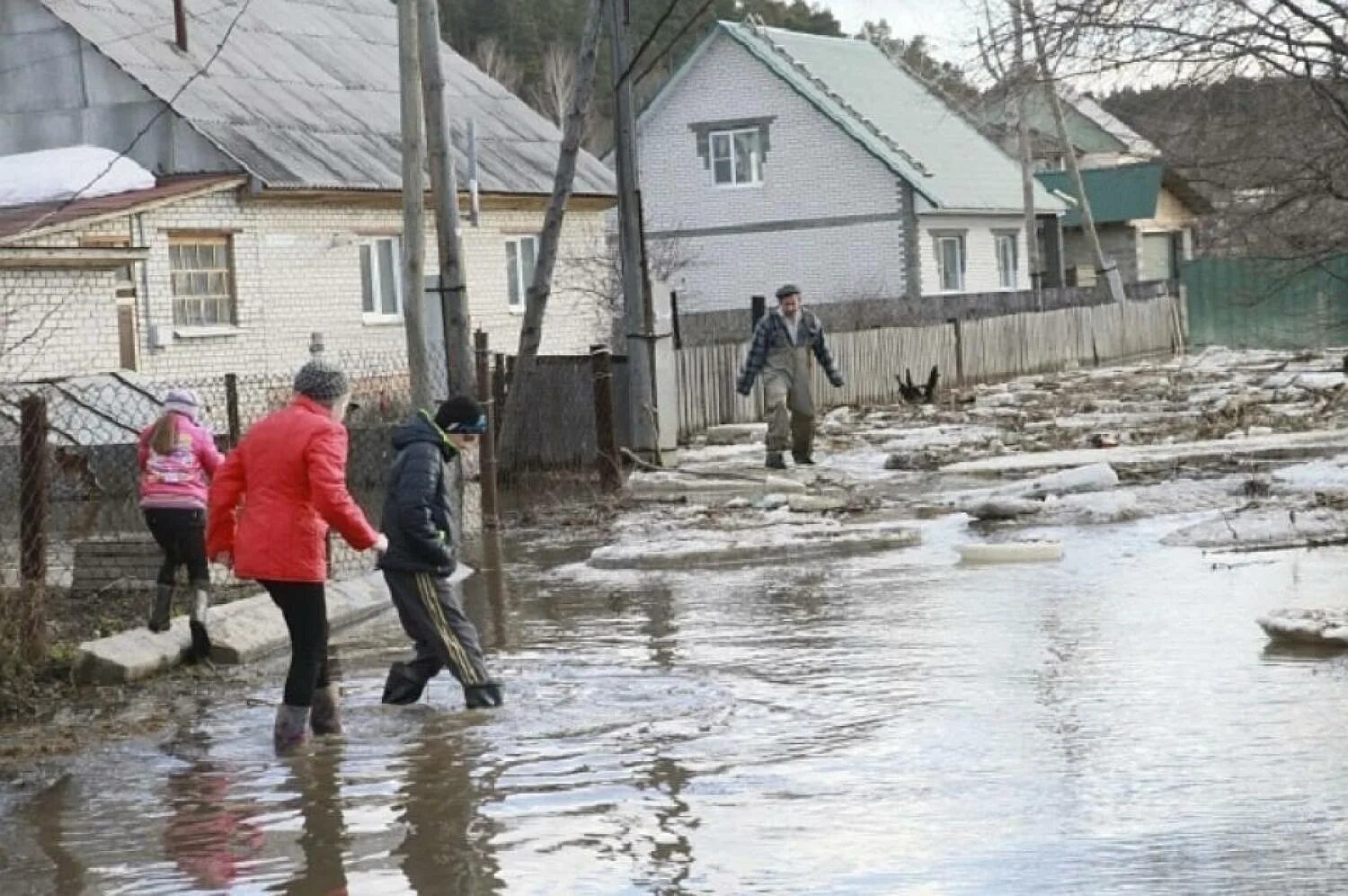 Какой ожидается паводок. Наводнение в алтайском крае. Паводок половодье татарстан. Речной паводок. Паводок алтайский край.