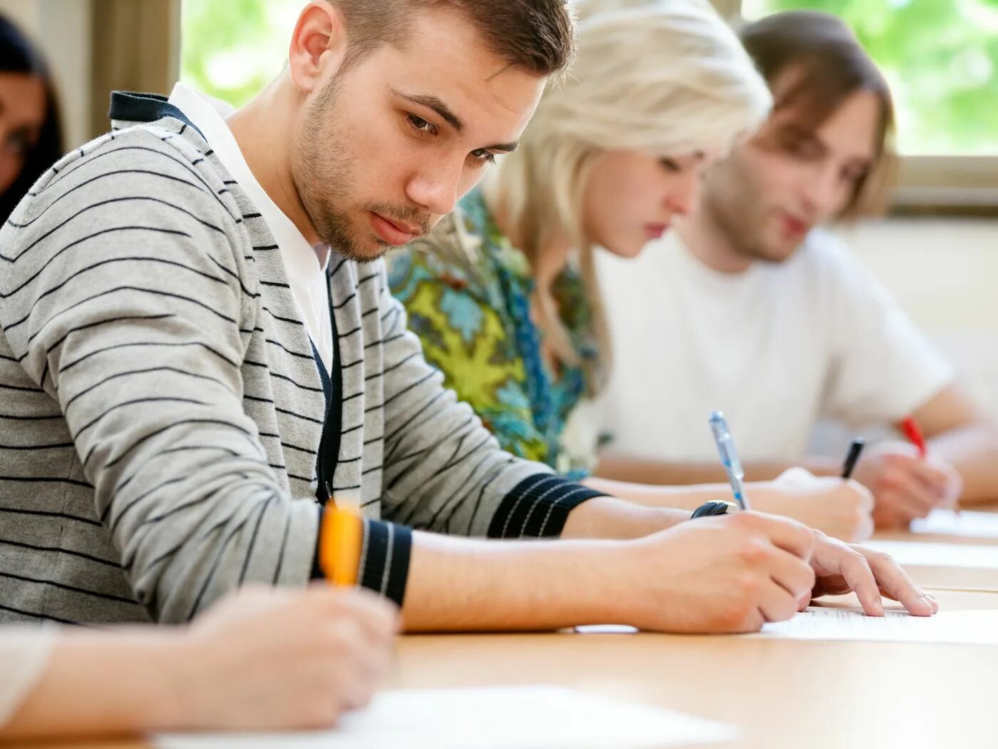 Student blonde. Студент на экзамене. Студент списывает. Человек списывает. Списывание студентов.