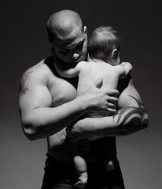Мужчина защита семьи. Мужчина с ребенком на руках. Мужчина с младенцем. Папа с малышом на руках. Сильный мужчина и ребенок.