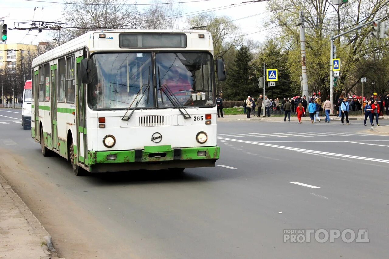 Автобус не остановился на остановке. Автобус 72 Ярославль. 77 Автобус Ярославль. Автобус 1 Ярославль. Автобус 72.