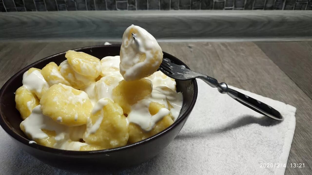 Вареники с творогом варить минут. Вареники с творогом варить минут. Сваренные вареники. Вареники варятся. Вареники с творожным фаршем.