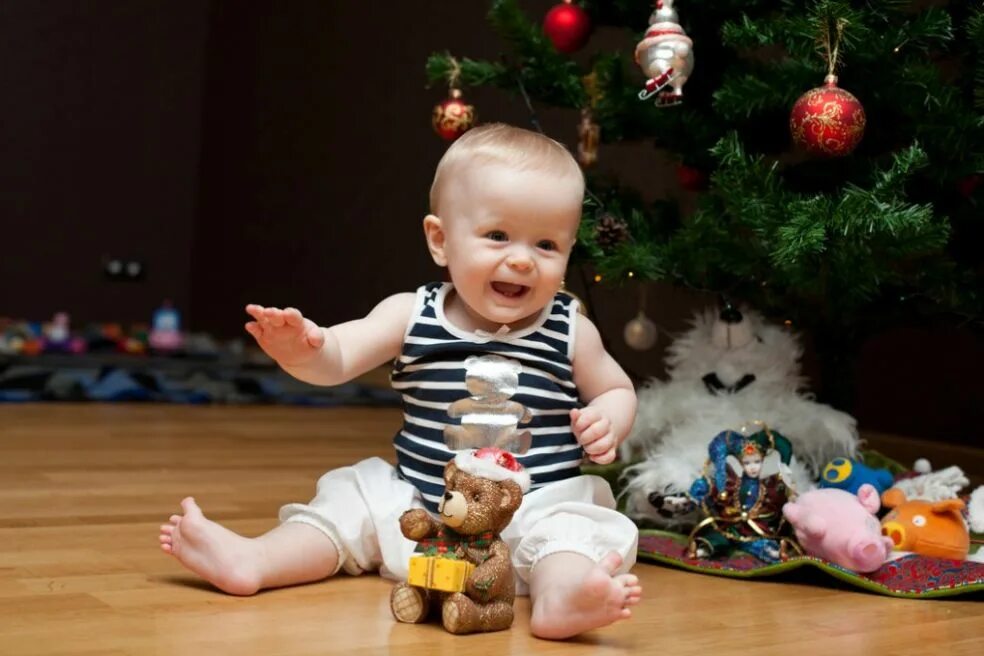 Новогодняя елка с маленькими детьми. Елочка для малышей. Елка для малышей. Новый год дети. Ребенок маленький возле елки.