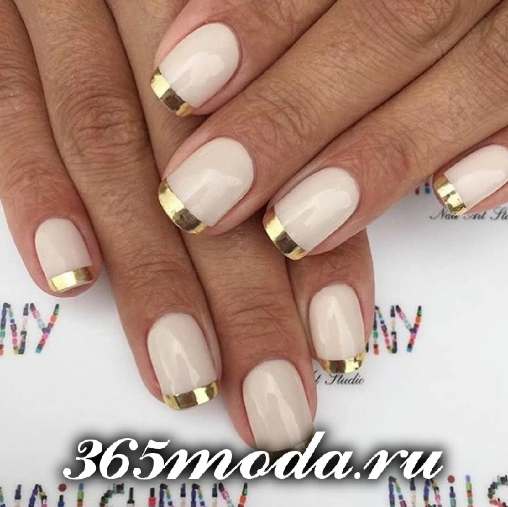 маникюр френч белый с золотом. белые ногти с золотым френчем. френч ногти белые с золотом. френч с золотом. маникюр френч с золотом.