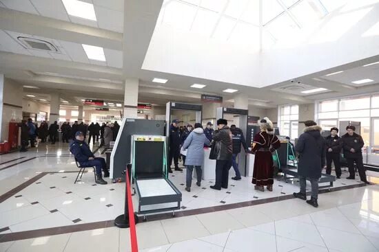Жд вокзал абакан фонтан. Станция абакан. Экскурсия на вокзале абакан. Жд вокзал абакан. Вокзал абакан.