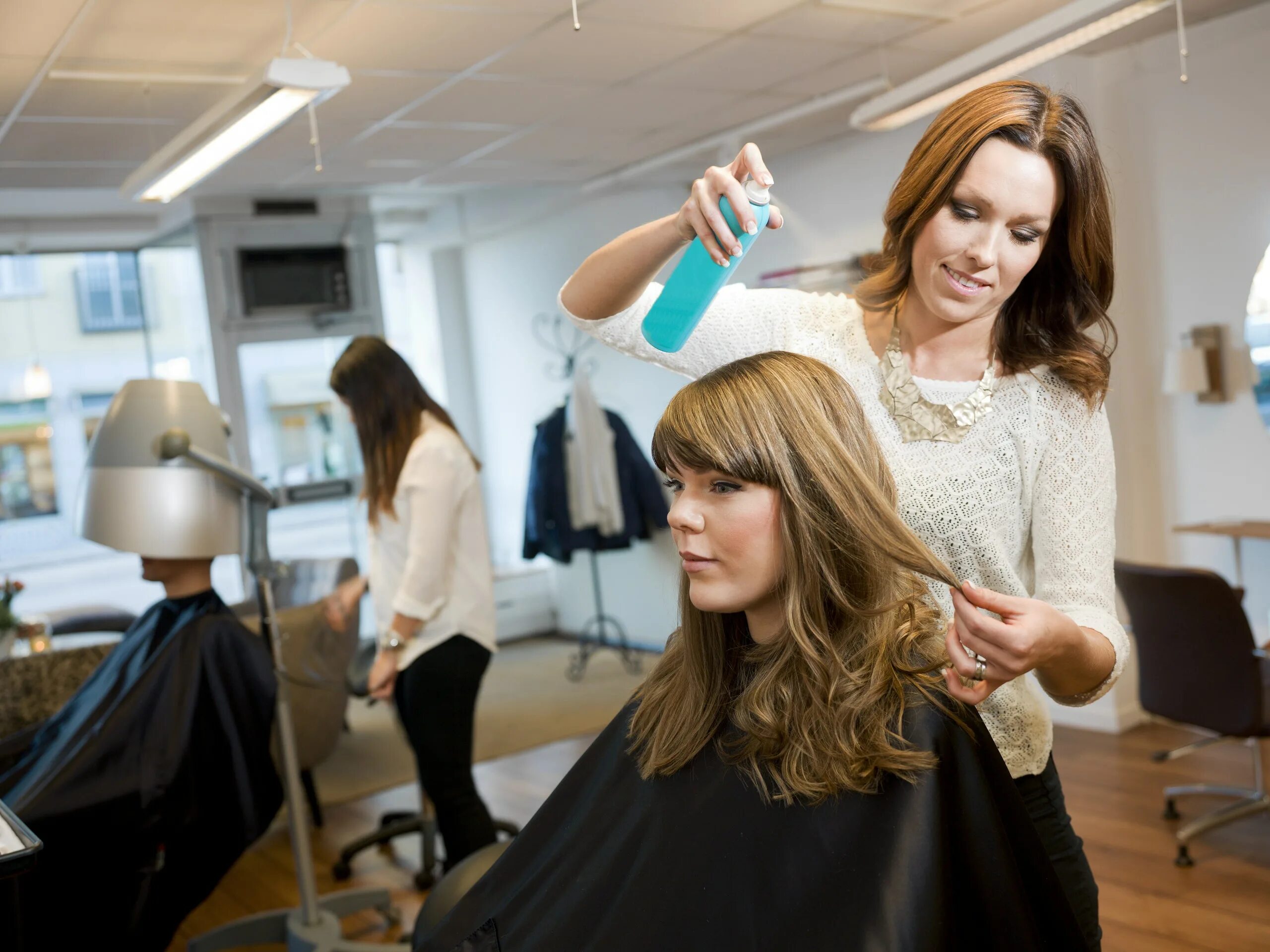 The stylist has cut kate s hair. Парикмахер. Стрижка в салоне. Девушка в парикмахерской. Прически процесс.