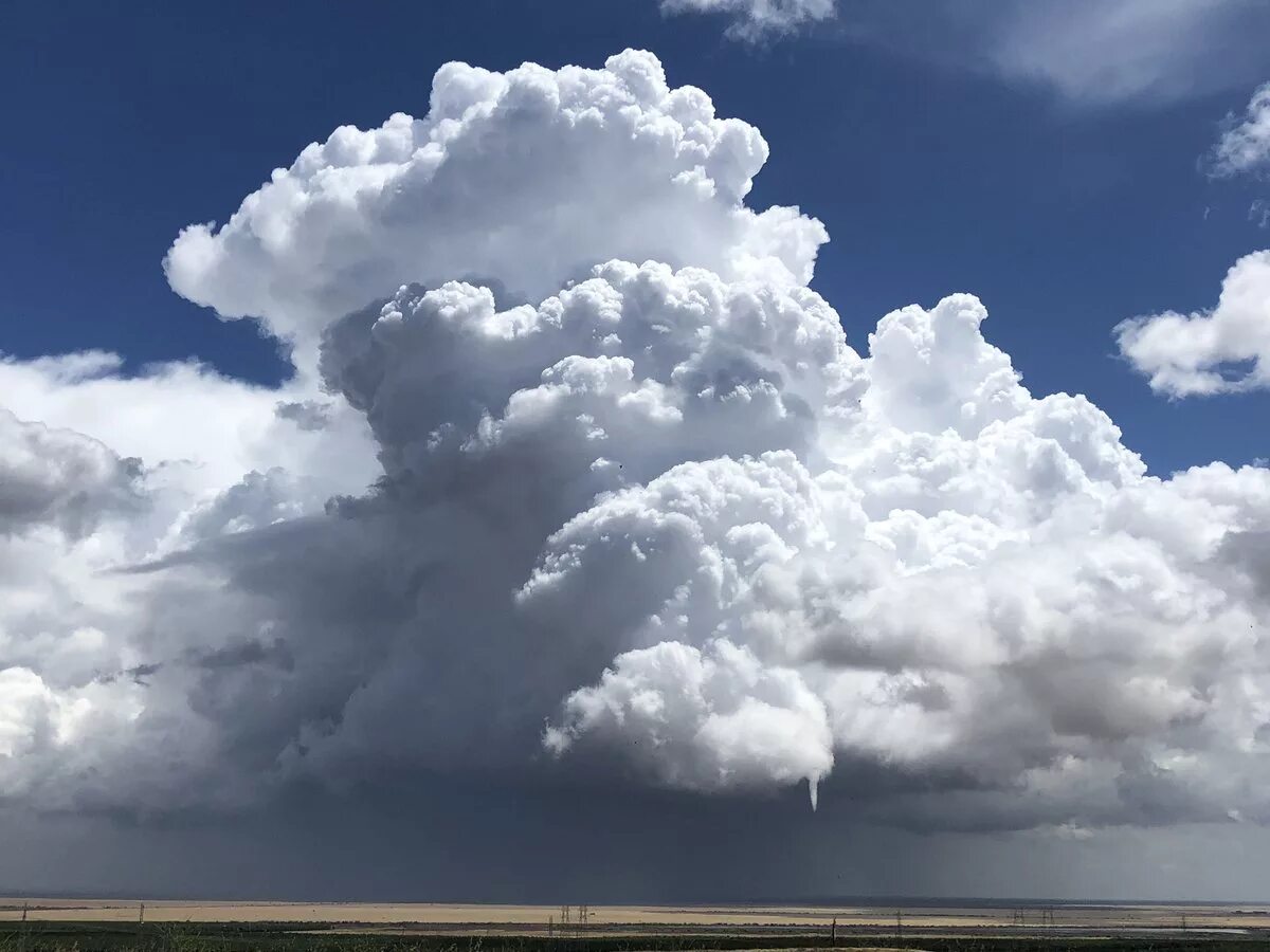 Кучевые облака в поле. Кумулус нимбус. Небо с тучками. Кучевые облака и солнце. Длинные облака.