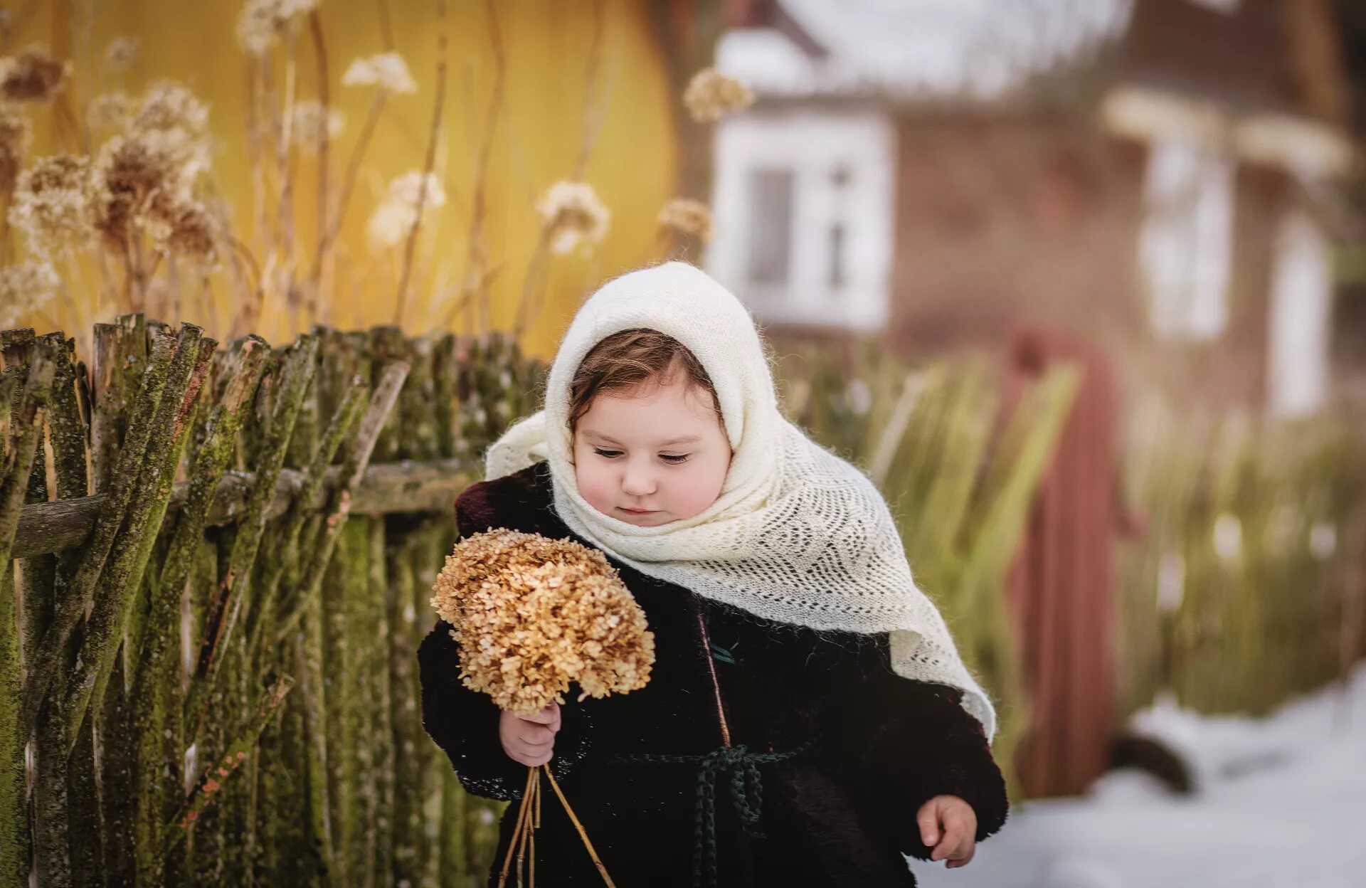 Зимняя фотосессия в деревне. Девочка в деревне. Девочка в деревне зимой. Зима и девочки деревня. Ваня часто приходил к нам в деревню