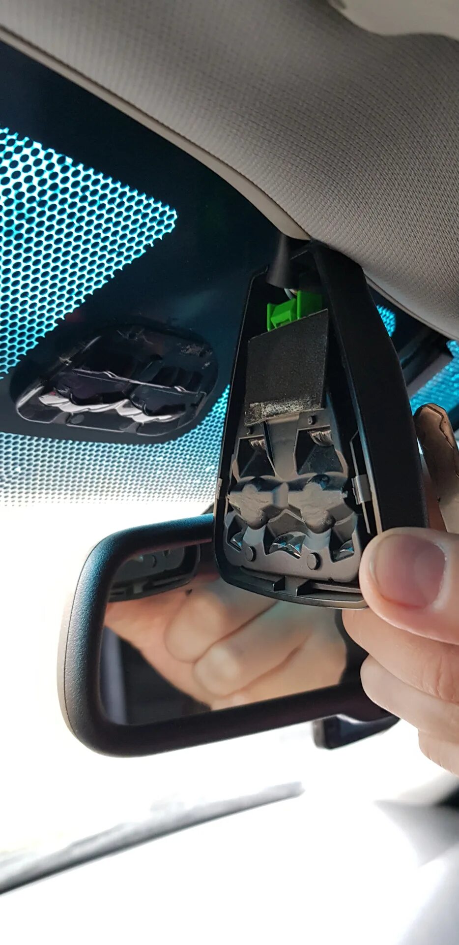 Датчик света аккорд 8. Без датчика дождя. Датчик дождя киа соренто 2015. Датчик дождя hyundai solaris 2015 рестайлинг. Стекло с датчик дождя форд куга 2 рестайлинг.