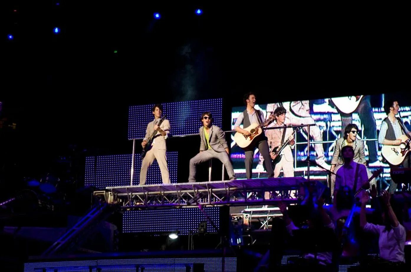 Выступление братьев. Концерт братьев джонас 2009. jonas brothers concert. концерт братьев джонас фильм 2009. jonas brothers концерт.